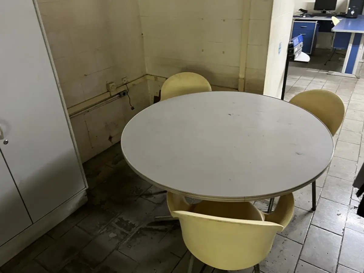 LOTE 031 - mesa redonda branca e 3 cadeiras beges