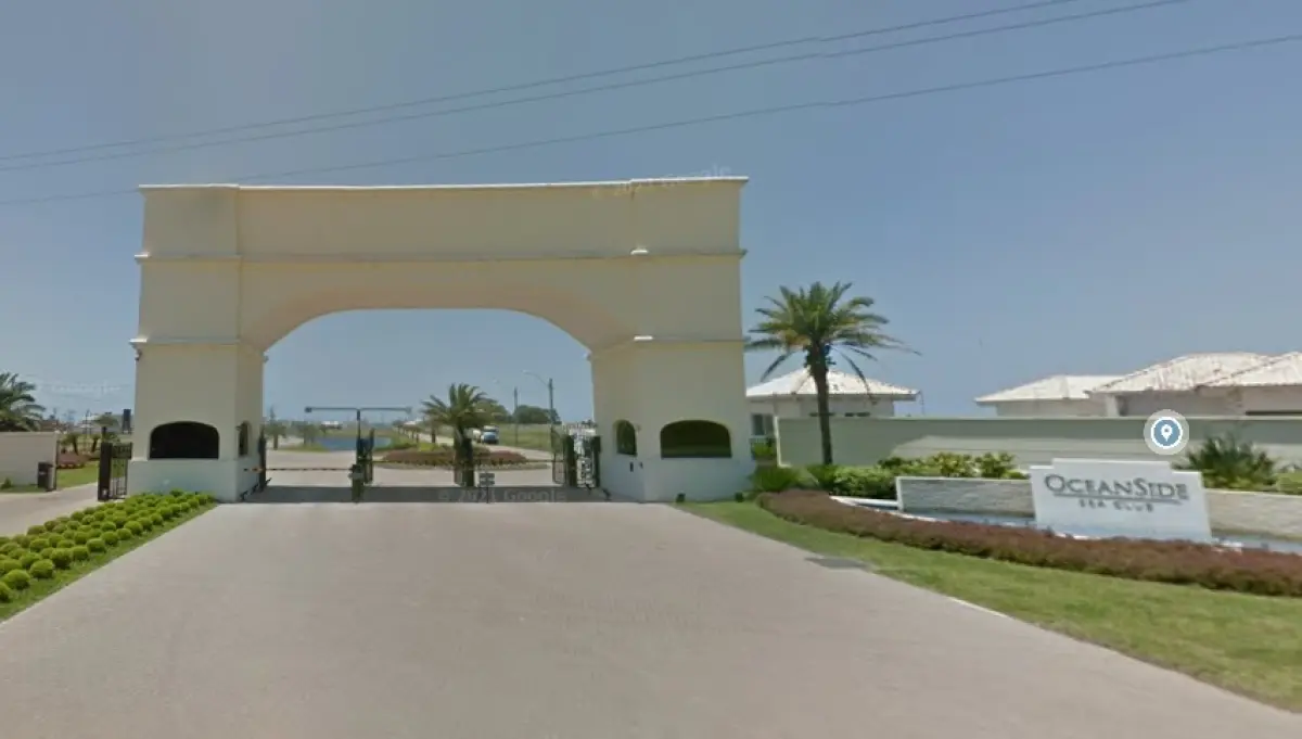 LOTE 001 - Os direitos e ações sobre o terreno urbano, sem benfeitorias, no Cond. Horizontal Ocean Side, c/área real privativa de 480m2