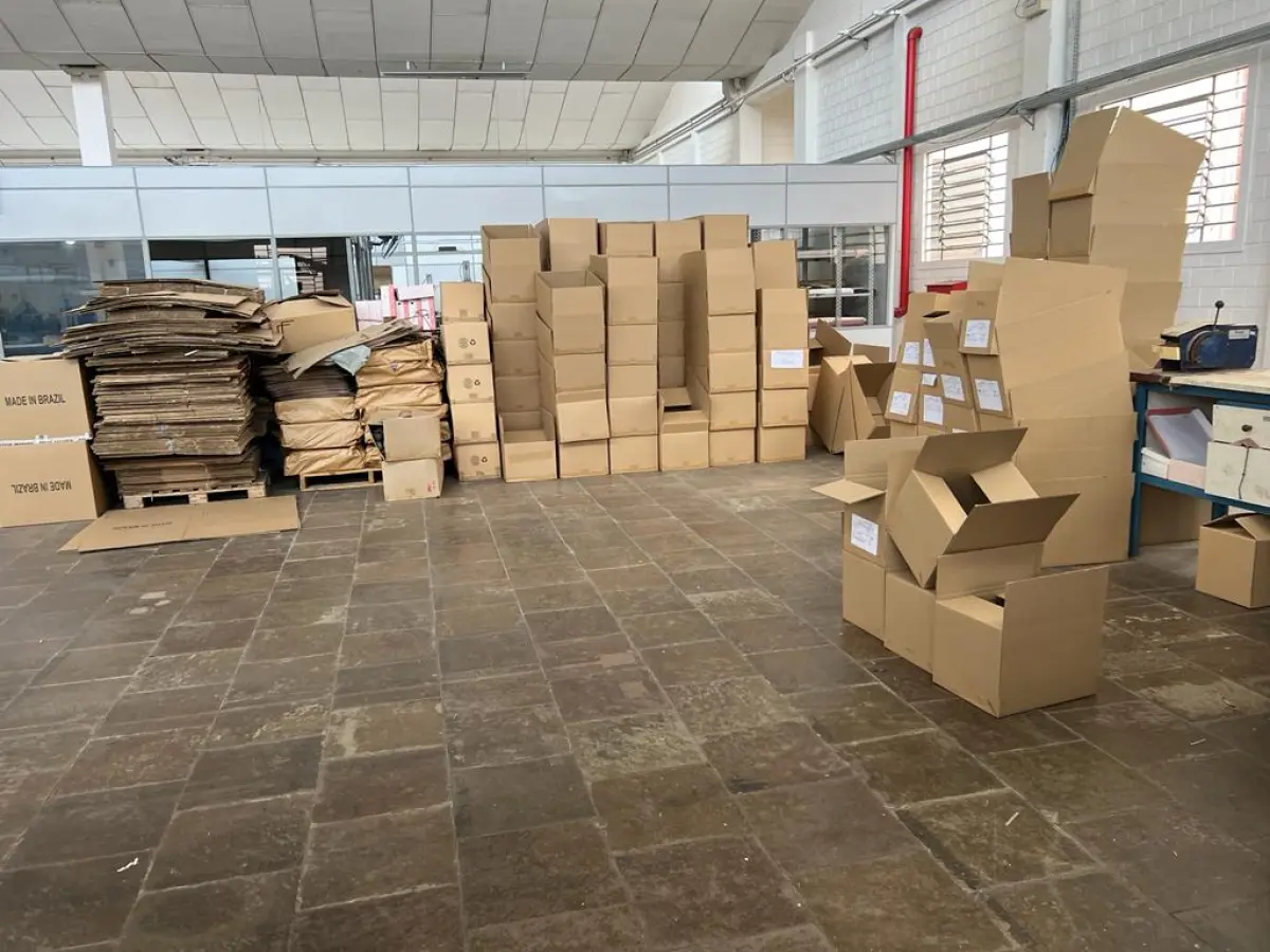 LOTE 092 - lote de papelao e corrugados