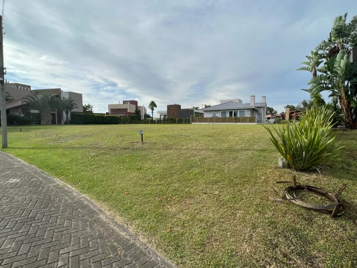 LOTE 001 - Os direitos e ações sobre o terreno urbano, sem benfeitorias, no Cond. Horizontal Ocean Side, c/área real privativa de 480m2