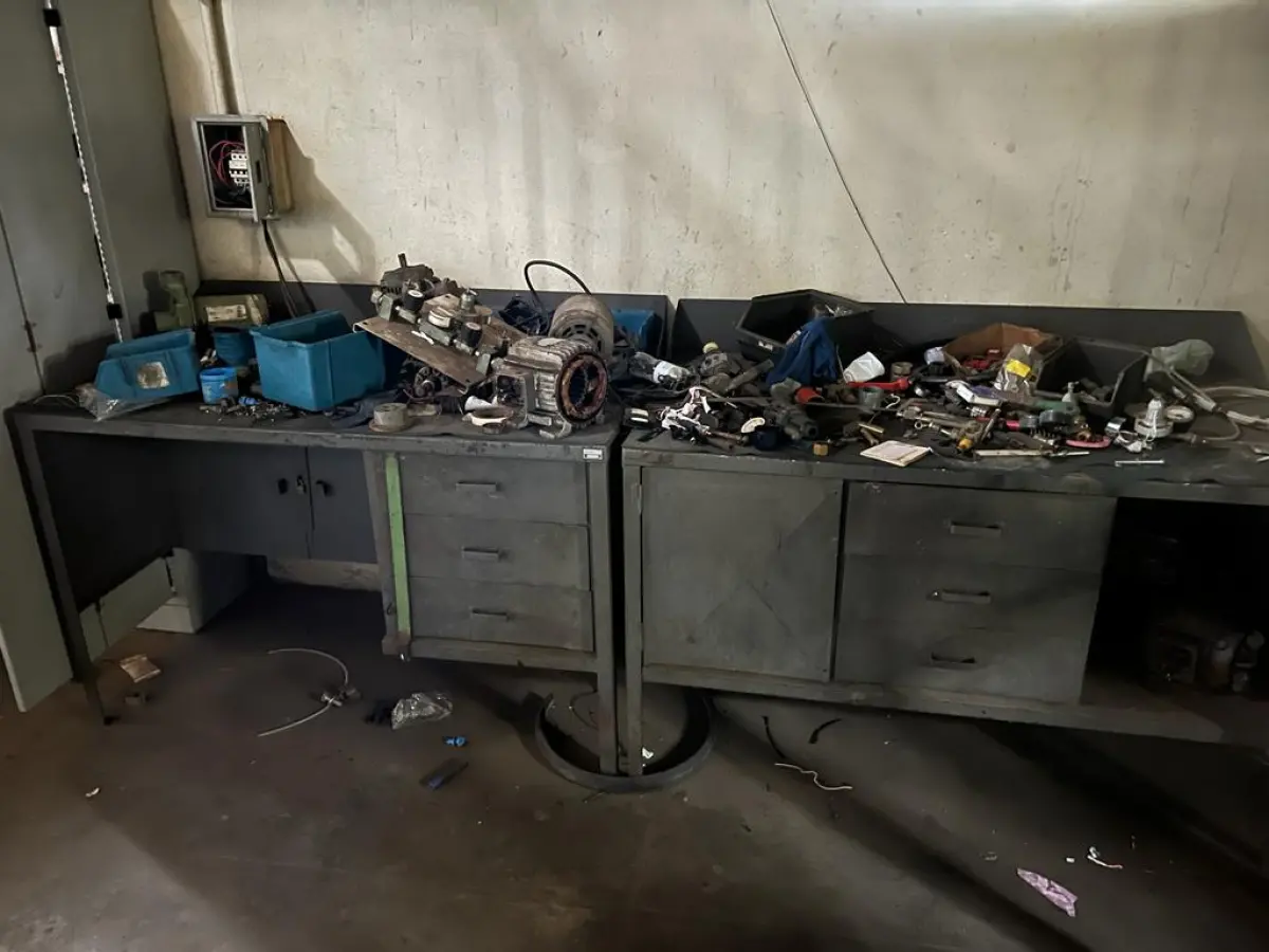 LOTE 044 - 2 bancadas de mecanico com peças sucateadas