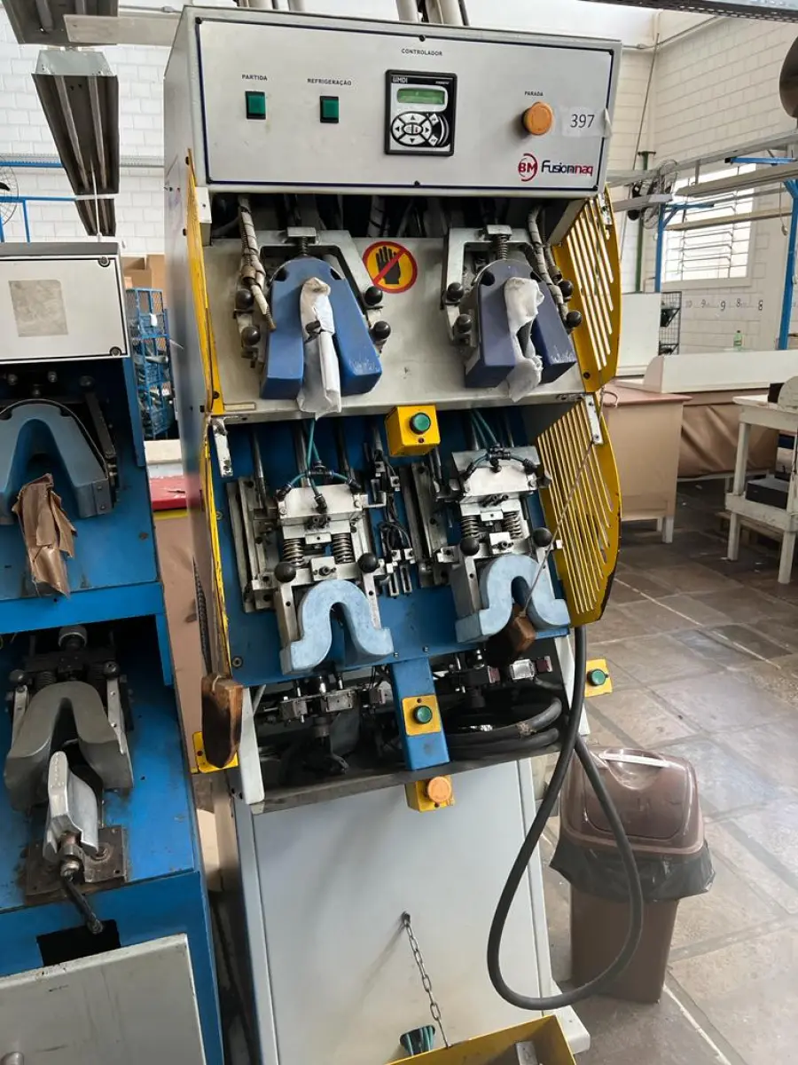 LOTE 045 - maquina de conformar trazeiro 4 postos quente e frio Fusion