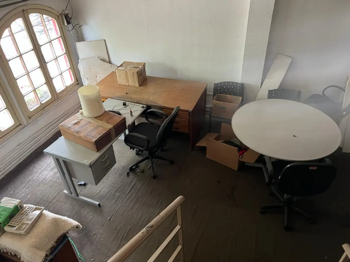 LOTE 004 - 3 mesas de escritorio em  mau estado duas bege e outra cinza