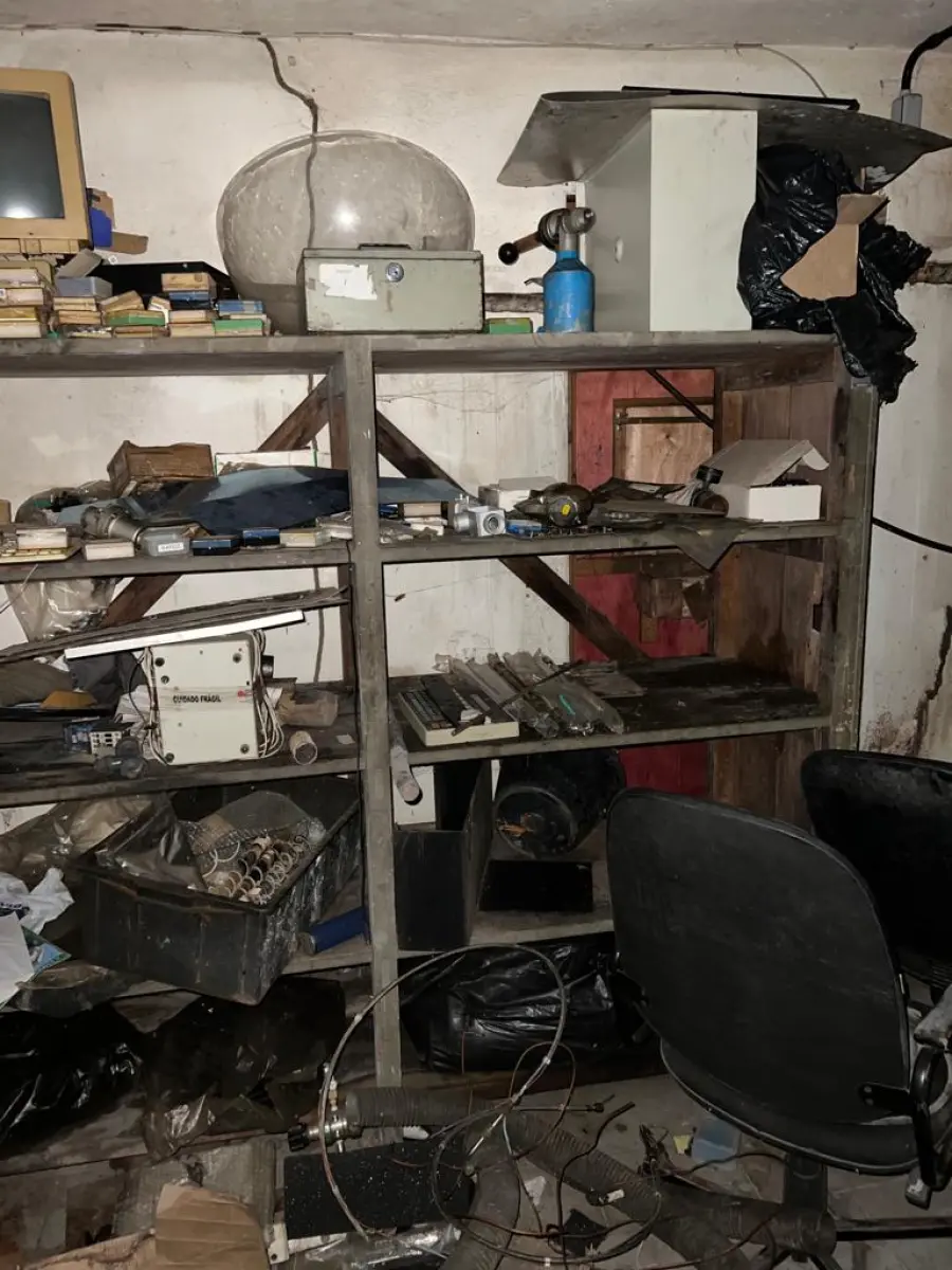 LOTE 020 - lote de prateleiras metalicas com sucatas de peças na sala