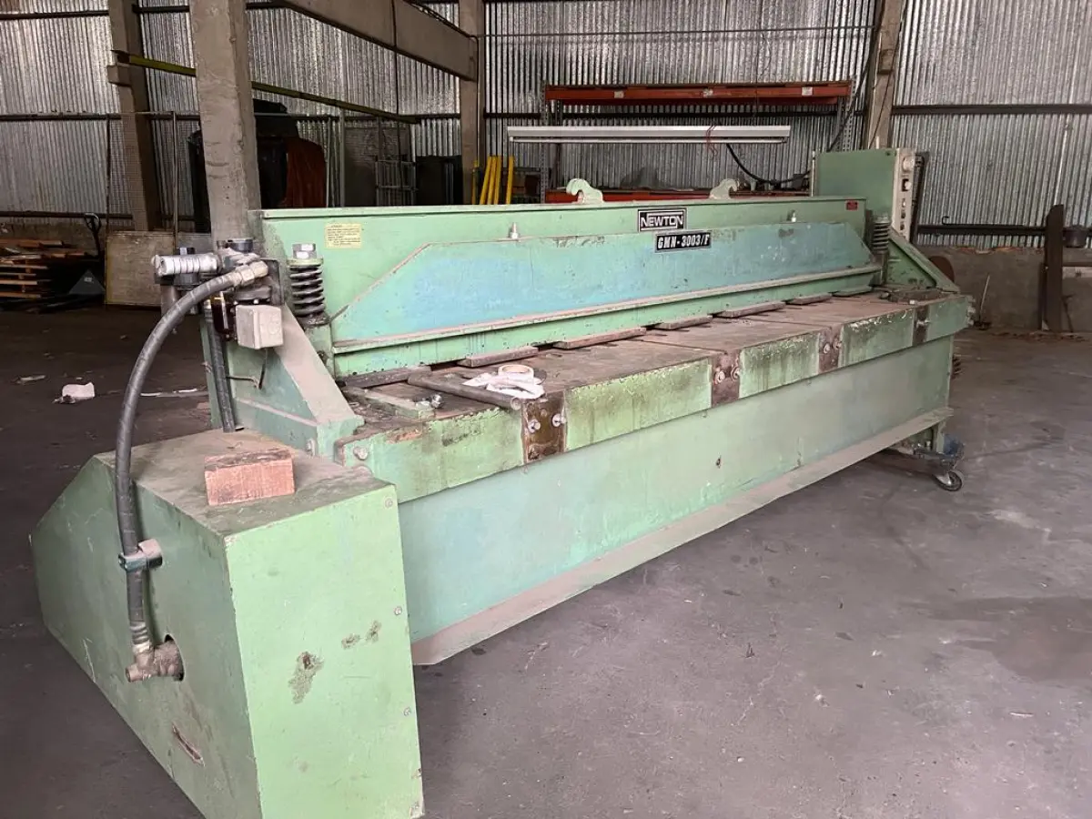 LOTE 056 - Guilhotina marca newton mod GMN 3003