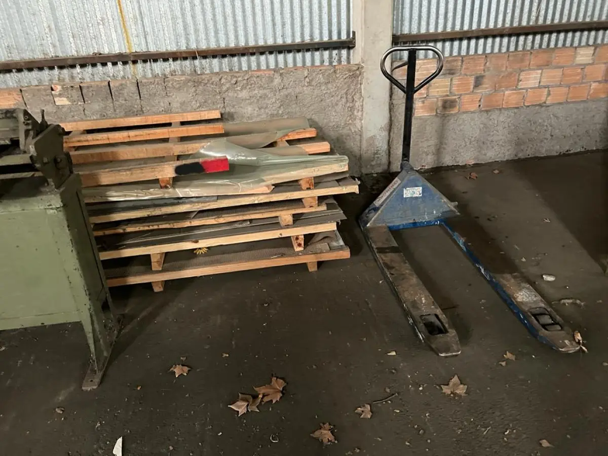 LOTE 091 - carrinho paletran azul