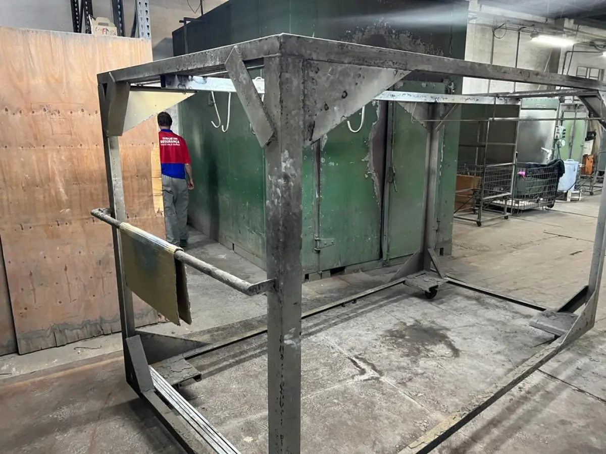 LOTE 078 - carrinho metalico para usar na cabine de pintura