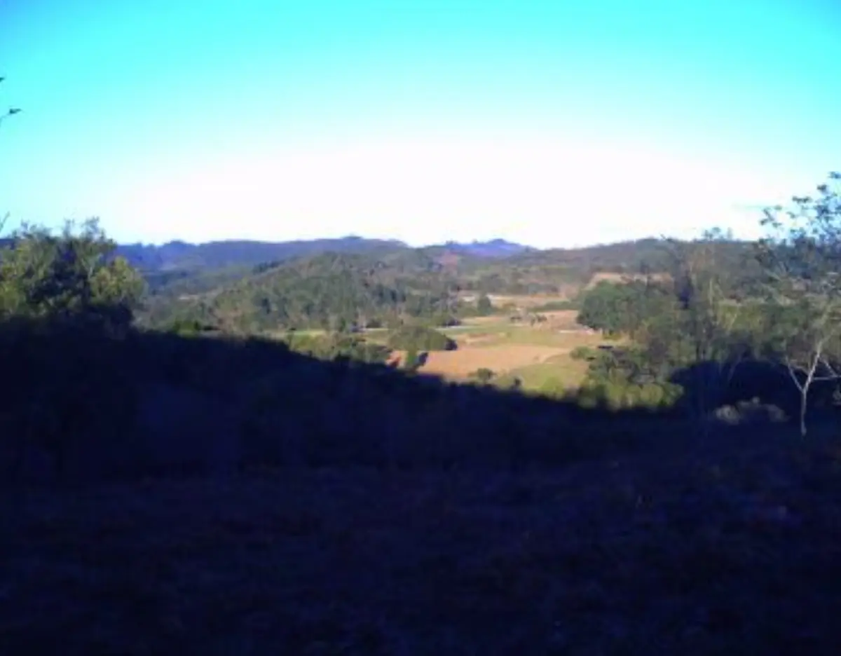 LOTE 001 - área de terras rurais, constituída de parte dos lotes nos 03 e 04, situada no lugar denominado “Cerro Grande – Duas Léguas” com a área de 127.600m2 e área de terras rurais, constituída de parte dos lotes nos 06 e 07, situada no lugar denominado “Cerro Grande – Três Léguas” com a área de 161.333m2