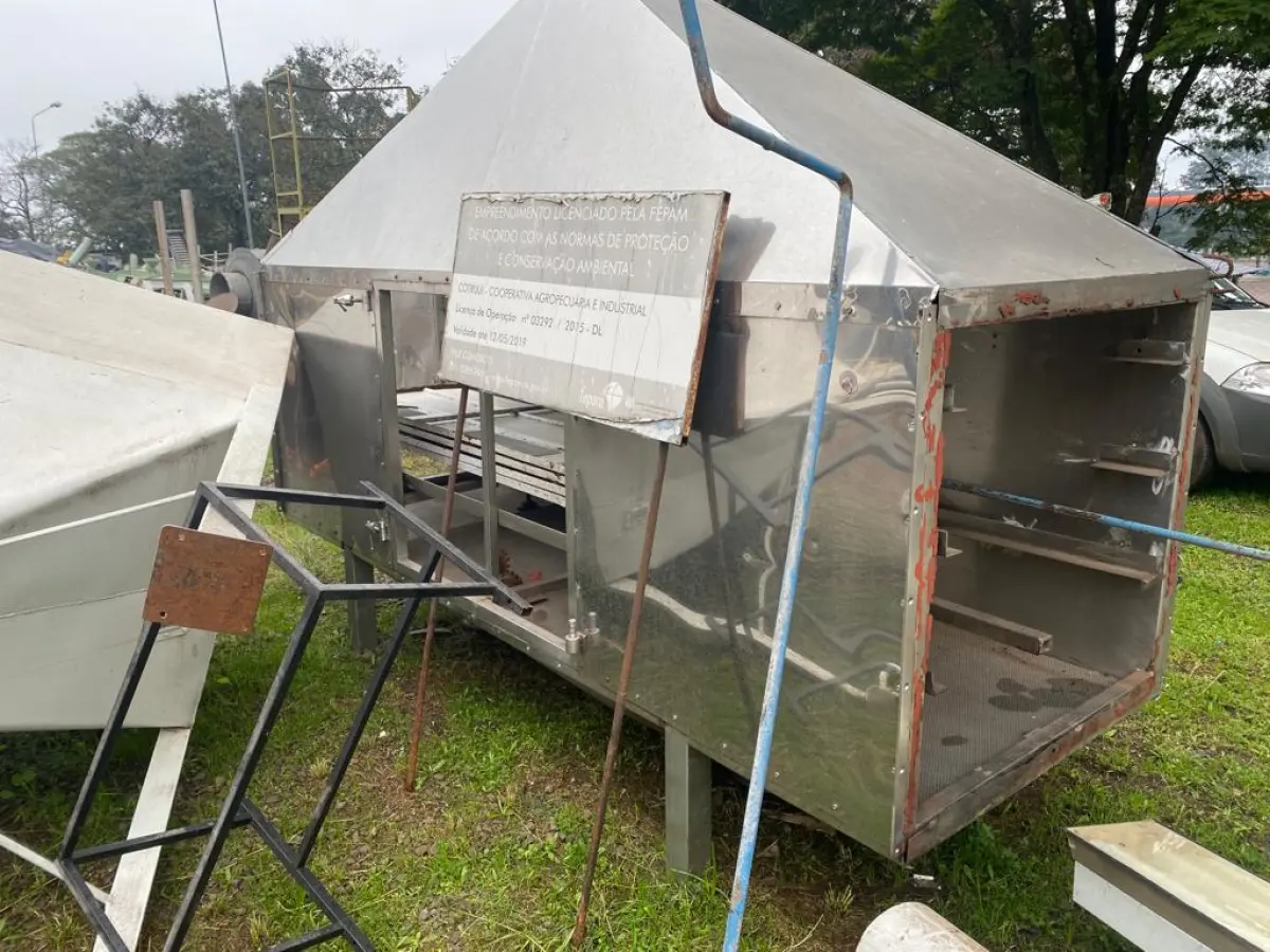 LOTE 072 - Lote de fornos de aplicação de cobertura e sabor , em inox, estado de sucata, tacho em inox, esteiras usadas, etc. Em Ijuí/RS