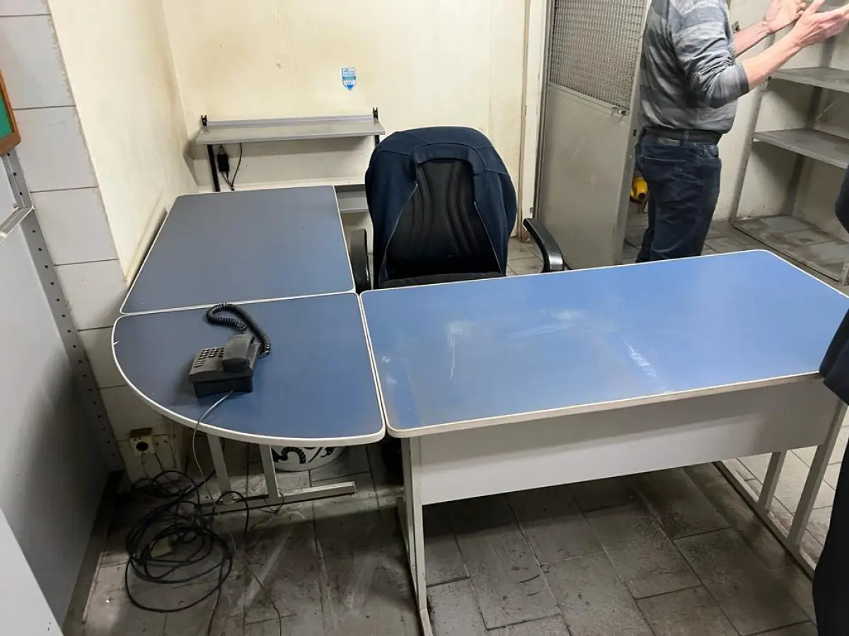 LOTE 022 - mesa em L cor azul com cadeira preta e mesa auxiliar