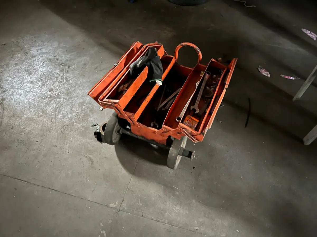 LOTE 043 - caixa de ferramentas com poucas cor laranja