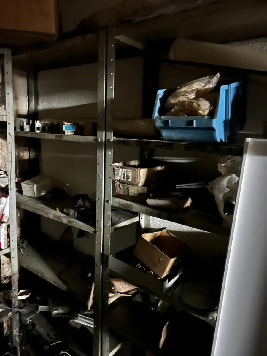 LOTE 020 - lote de prateleiras metalicas com sucatas de peças na sala