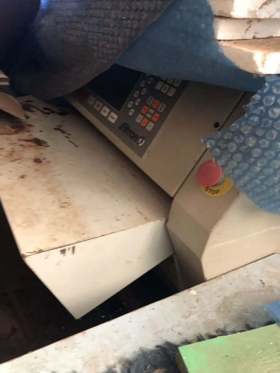 LOTE 002 - LOTE ENGLOBADO DE MAQUINAS E MÓVEIS SOMENTE NO PAVILHÃO DA ESQUINA