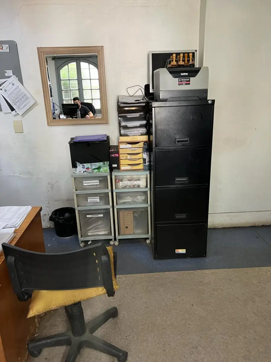 LOTE 063 - arquivo de aço 4 gavetas e 2 carrinhos de plastico com caixas