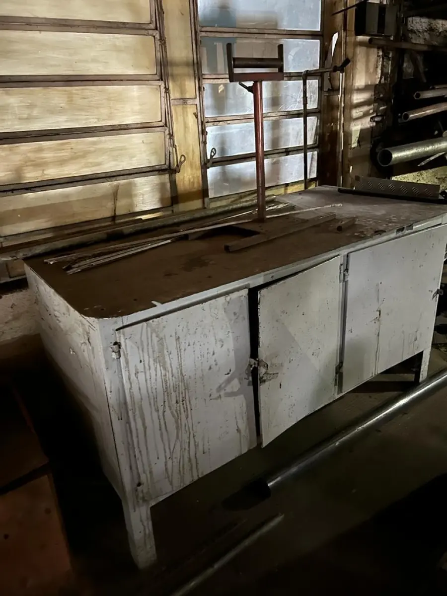 LOTE 038 - bancada em metal com 3 portas