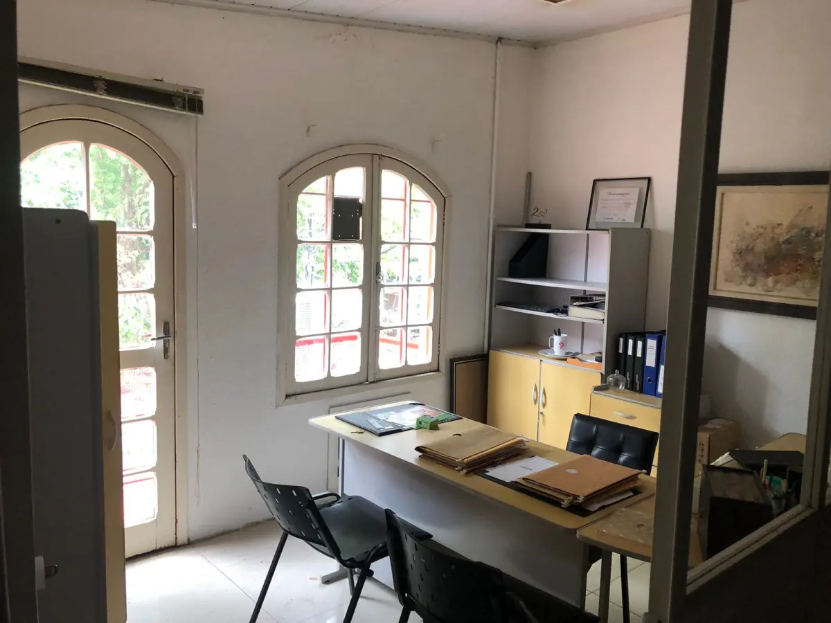 LOTE 001 - Um terreno c/1.360,00m², caracterizado c/o nº11, do desmembramento, sito no Beco de Servidão em continuação da R. Dona Alzira, sob nº 952