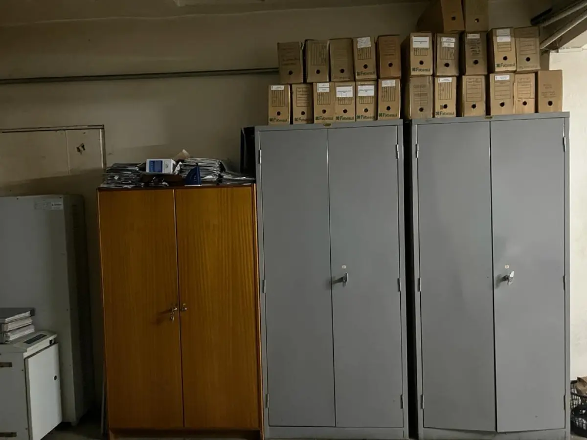 LOTE 025 - 2 armarios de aço grandes com 2 portas e um de madeira 