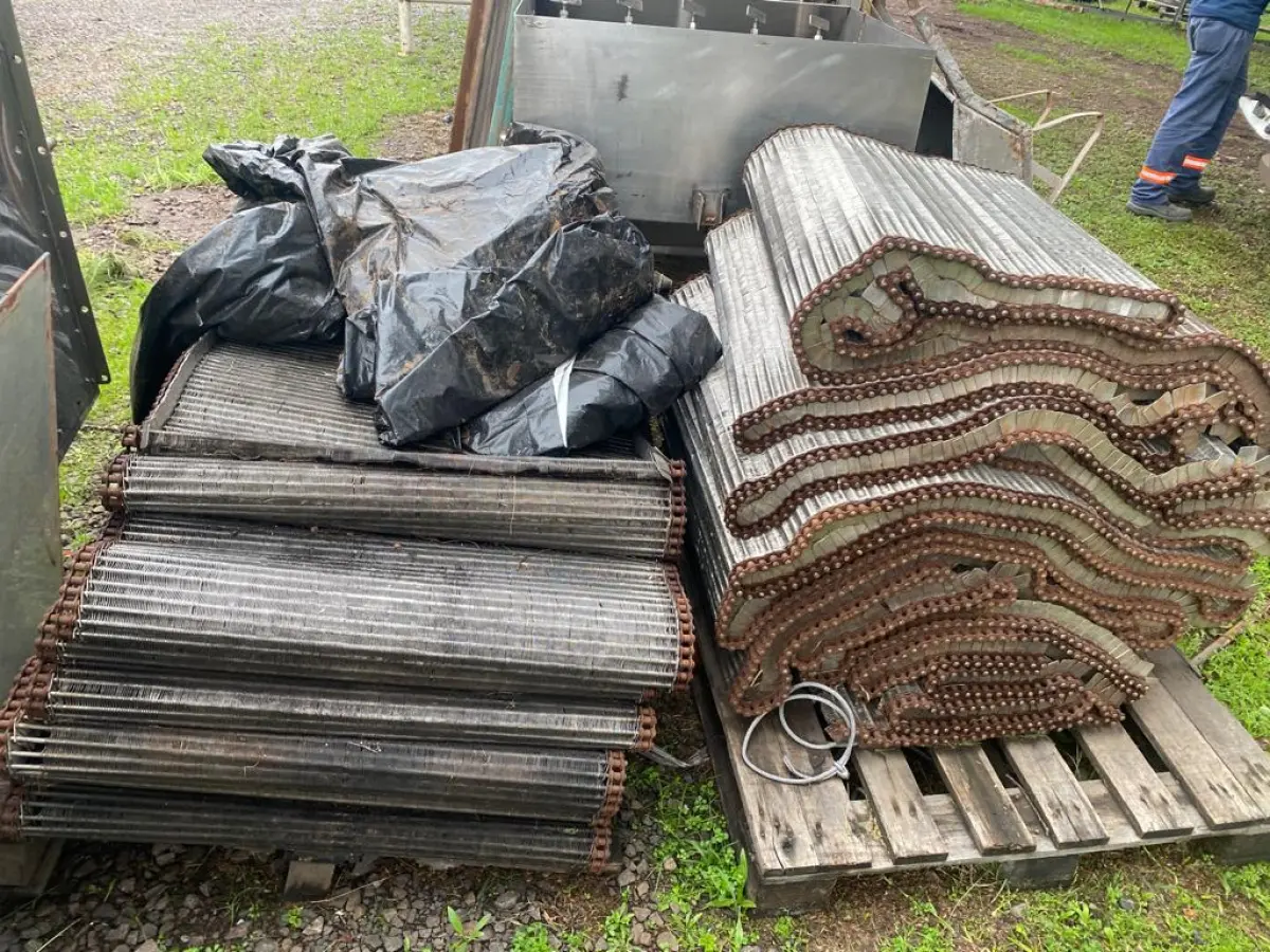 LOTE 072 - Lote de fornos de aplicação de cobertura e sabor , em inox, estado de sucata, tacho em inox, esteiras usadas, etc. Em Ijuí/RS