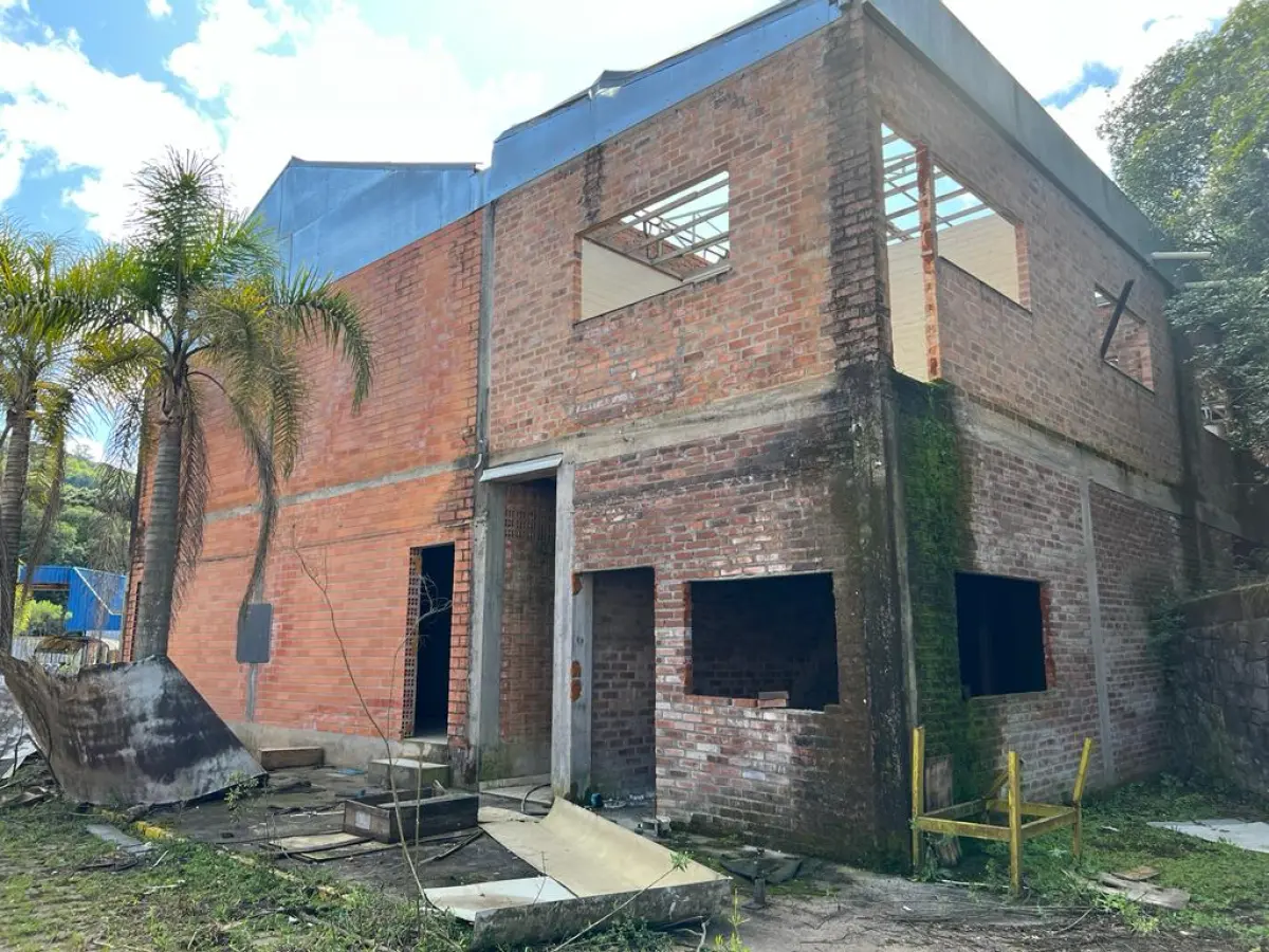 LOTE 001 - GRANDE IMÓVEL EM FLORES DA CUNHA 102.800M2 - ESTRUTURA DE PAVILHAO 11.811M2