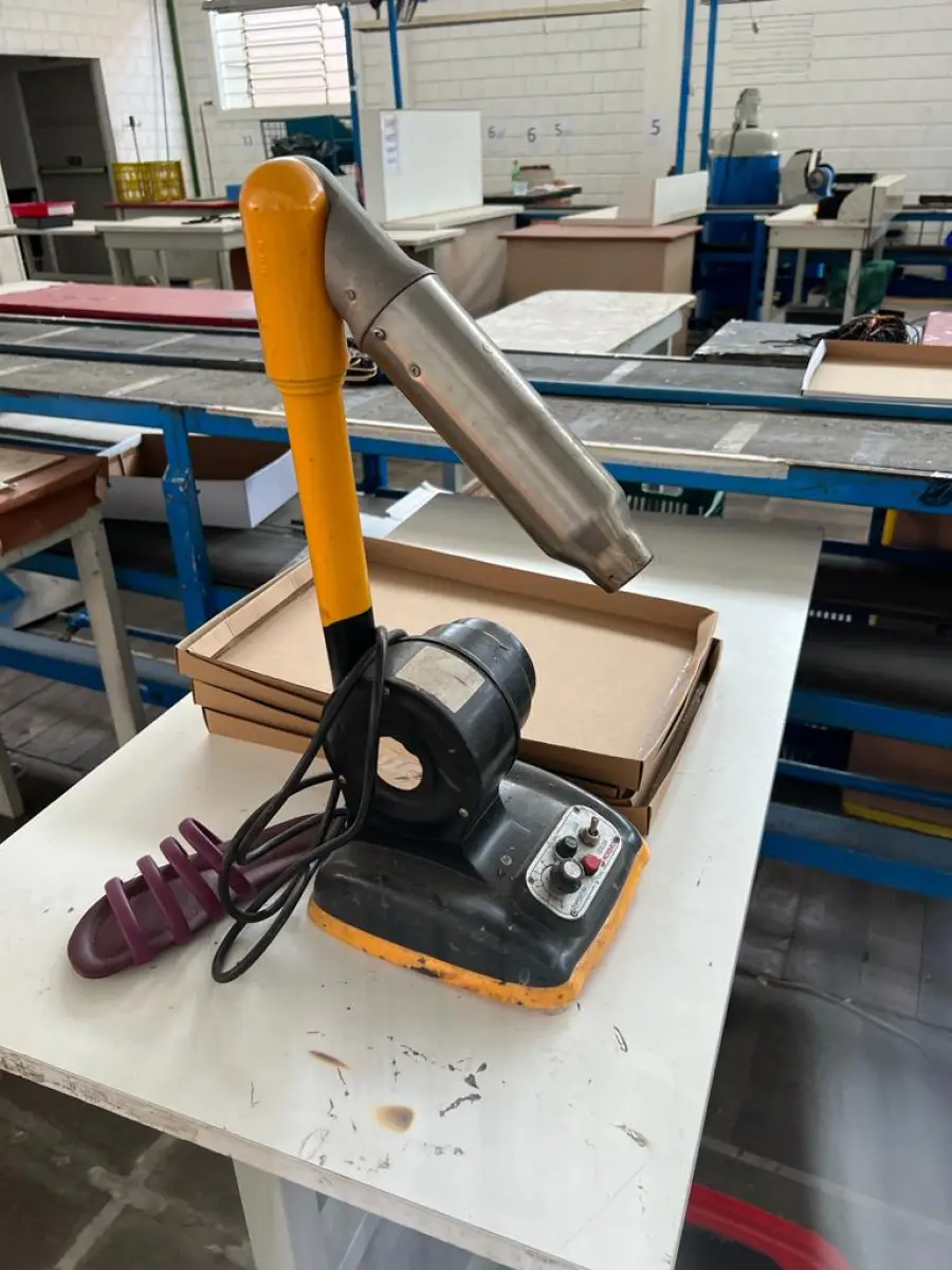 LOTE 043 - 2 maquinas de fechar corrugado Cyclop