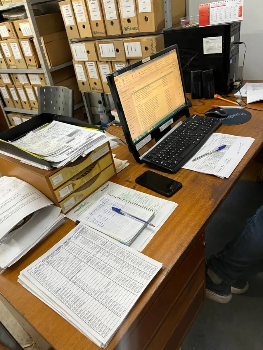 LOTE 060 - cpu, teclado, mouse, tela, mesa e cadeira