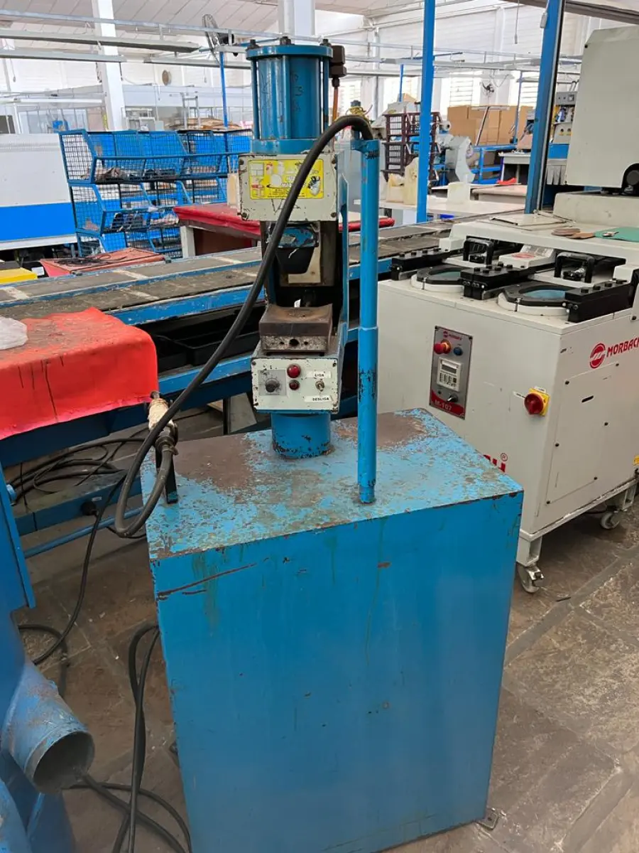 LOTE 082 - maquina de rebater planta manual