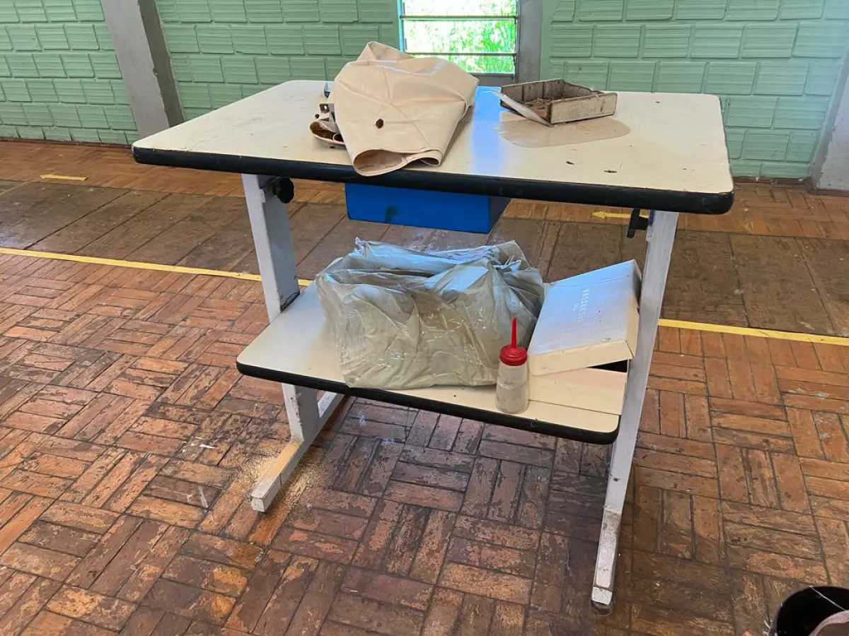 LOTE 211 - Mesa para maquina