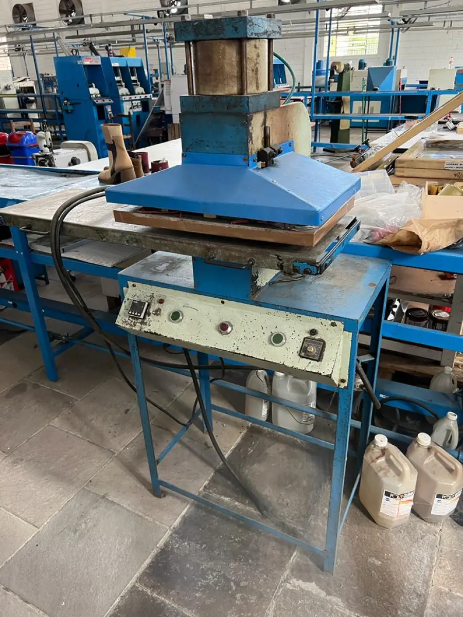 LOTE 020 - prensa chapa quente com mesa movel