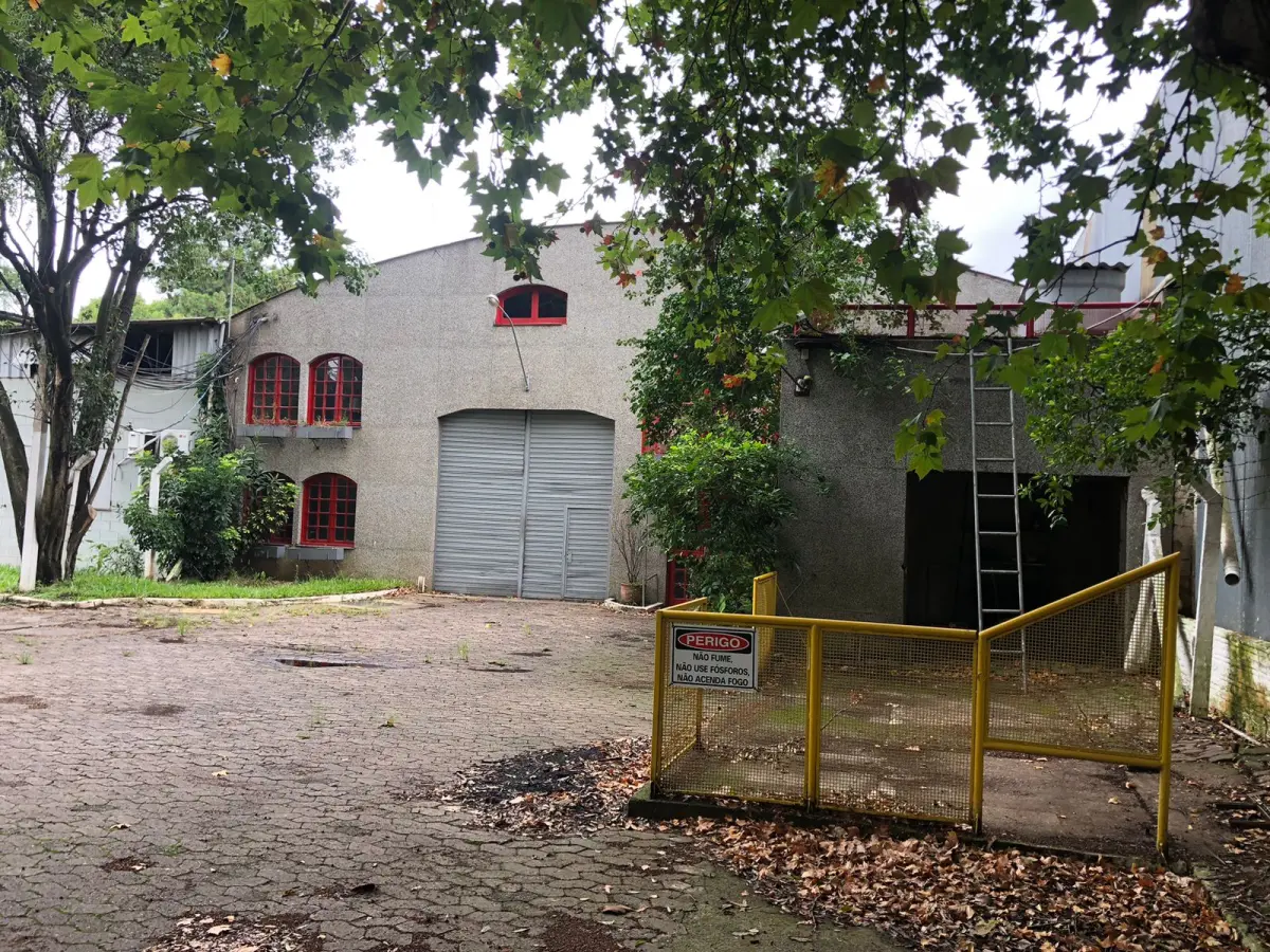 LOTE 001 - Um terreno c/1.360,00m², caracterizado c/o nº11, do desmembramento, sito no Beco de Servidão em continuação da R. Dona Alzira, sob nº 952