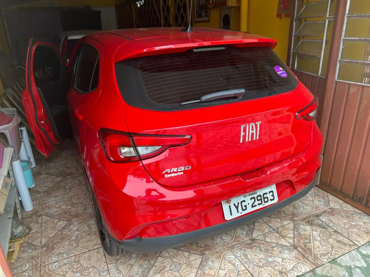 LOTE 000 - Fiat/Argo Drive 1.0, cor vermelha