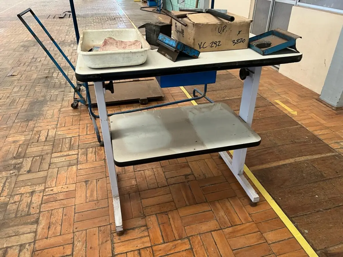 LOTE 209 - Mesa para máquina