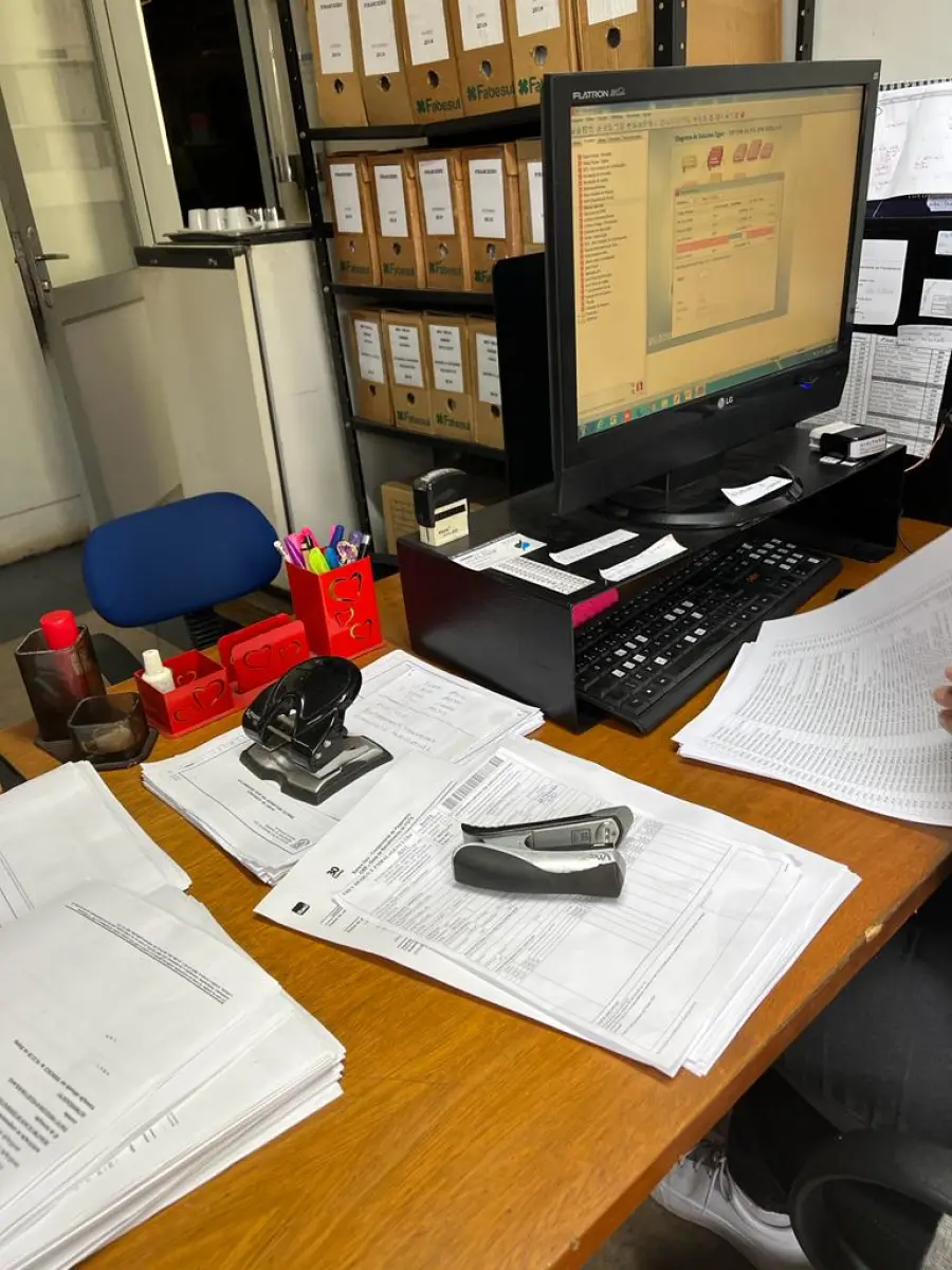 LOTE 064 - mesa em madeira cpu, teclado, mouse e tela, com cadeira