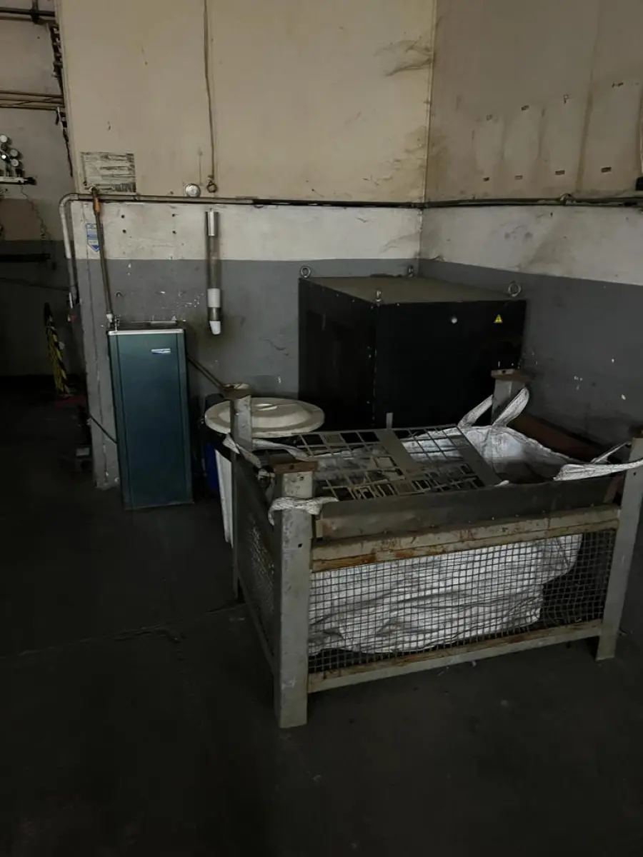 LOTE 119 - bebedor e caixa para sucatas metalicas