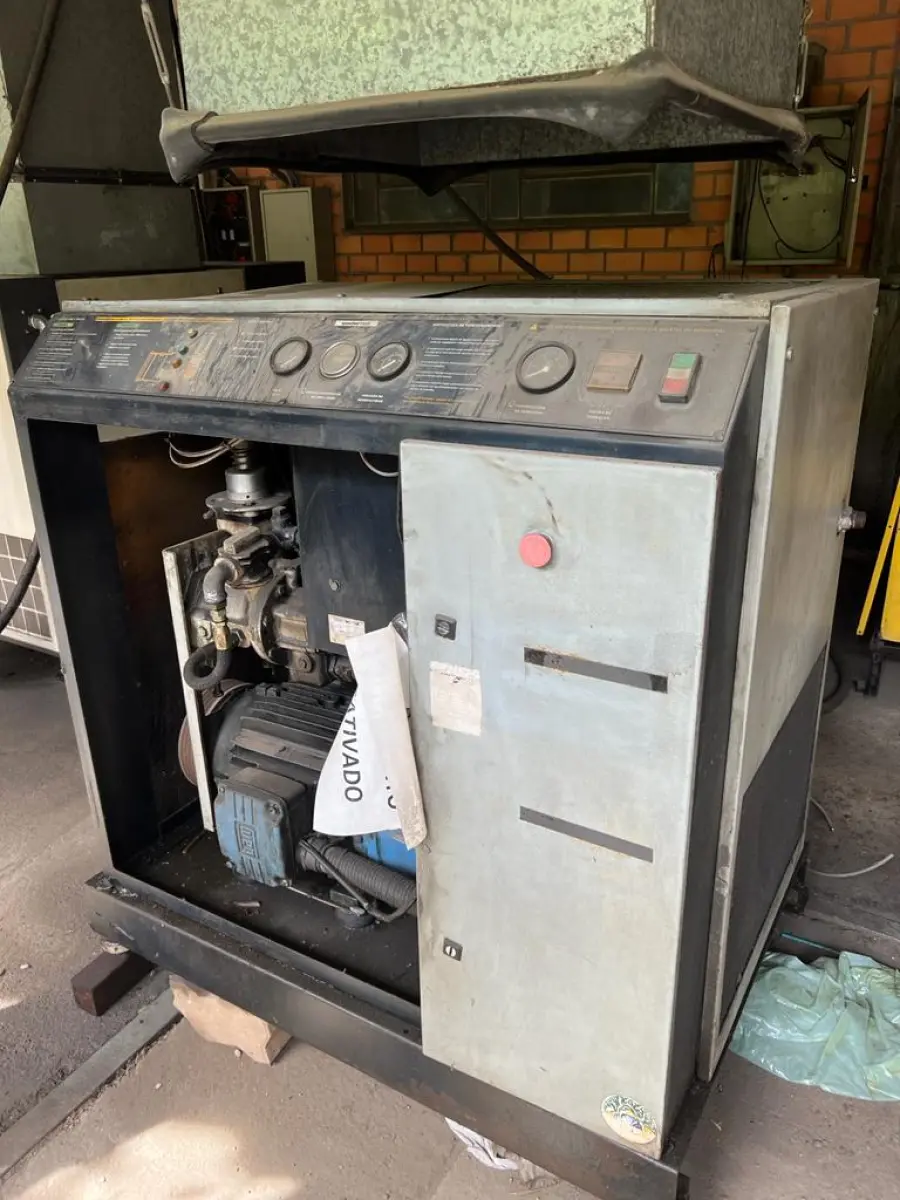 LOTE 093 - compressor de ar sem a tampa frontal - mau estado