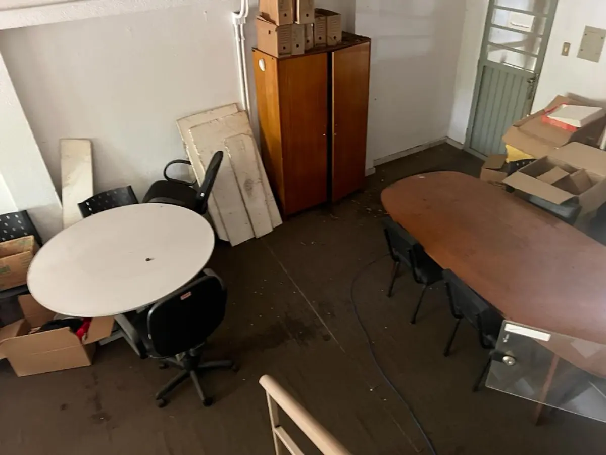 LOTE 003 - mesa redonda branca e 4 cadeiras pretas