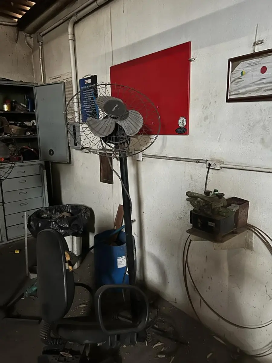 LOTE 046 - 4 ventiladores de pedestal 