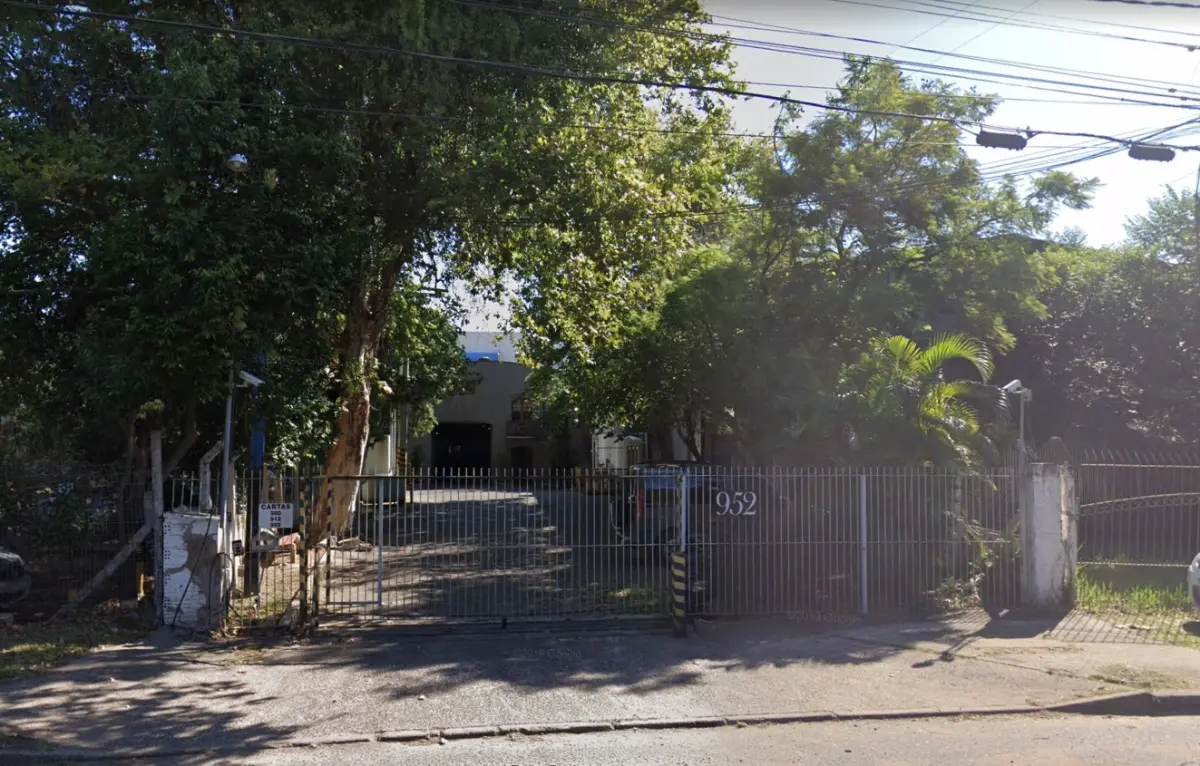 LOTE 001 - Um terreno c/1.360,00m², caracterizado c/o nº11, do desmembramento, sito no Beco de Servidão em continuação da R. Dona Alzira, sob nº 952