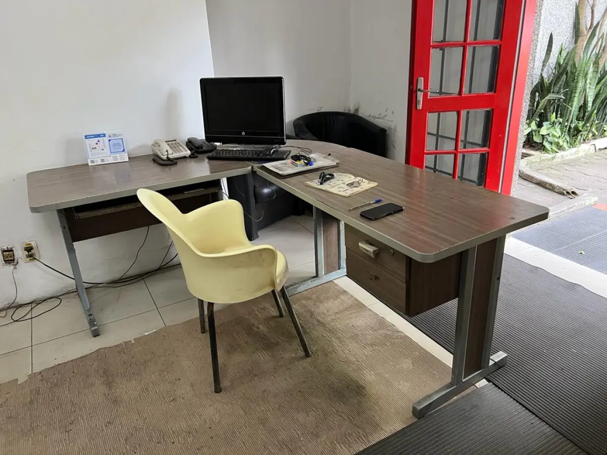 LOTE 058 - mesa em L cor marrom com 2 gavetas e cadeira amarela, monitor, teclado