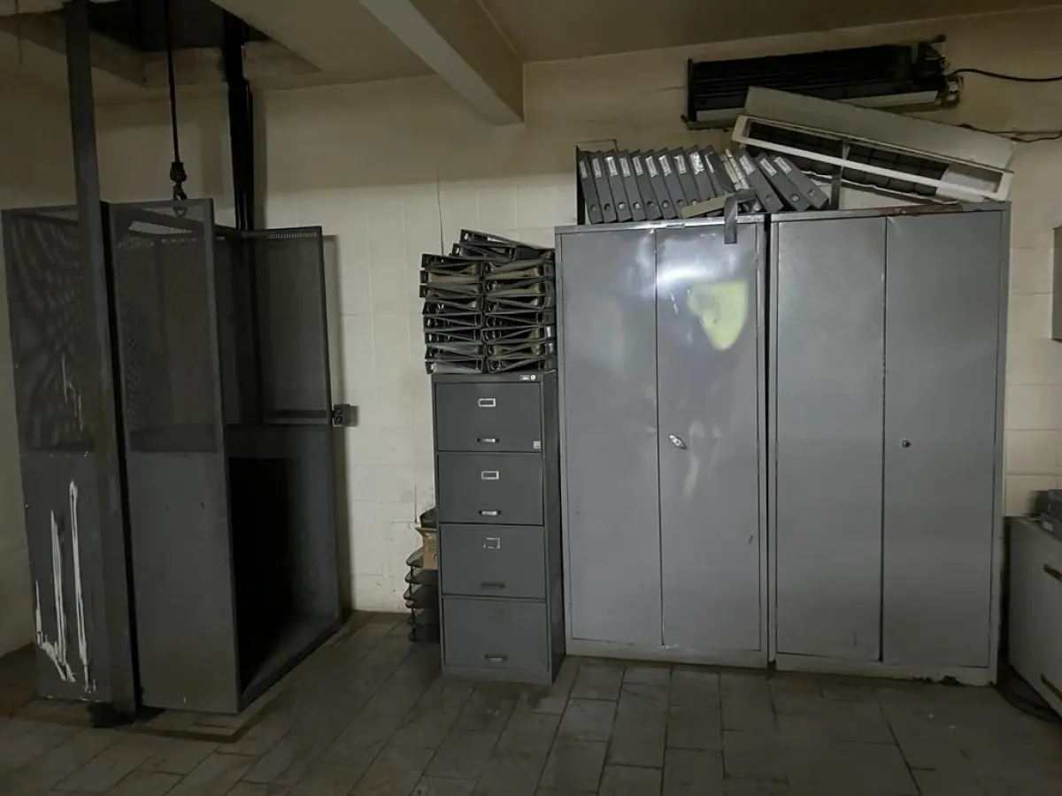 LOTE 026 - 2 armarios de aço grandes com 2 portas e 1 arquivo de aço 4 gavetas