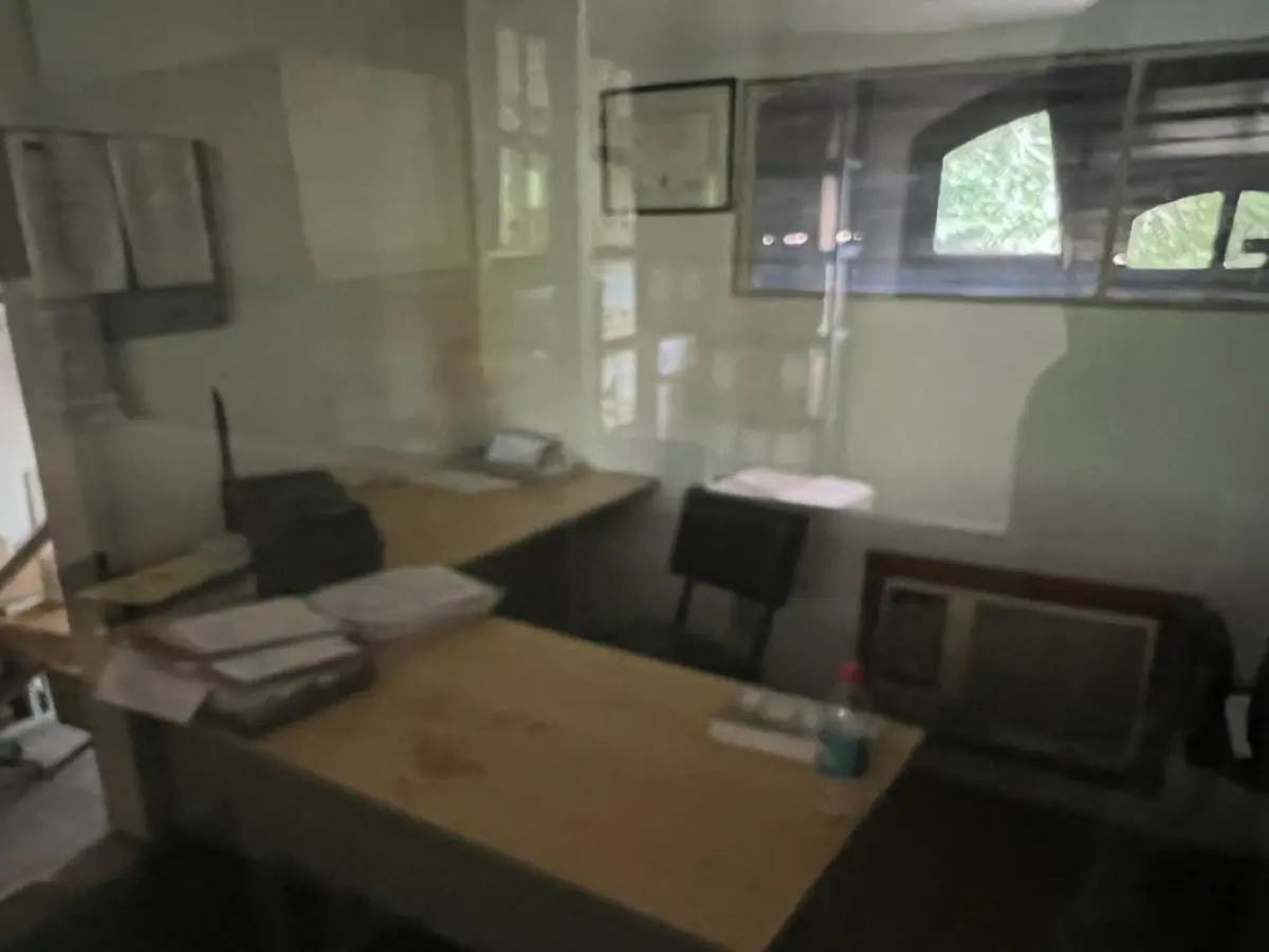 LOTE 007 - mesa de escritorio em L e cadeira preta