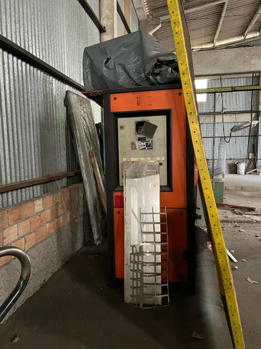 LOTE 090 - quadro de força para maq laser cor laranja