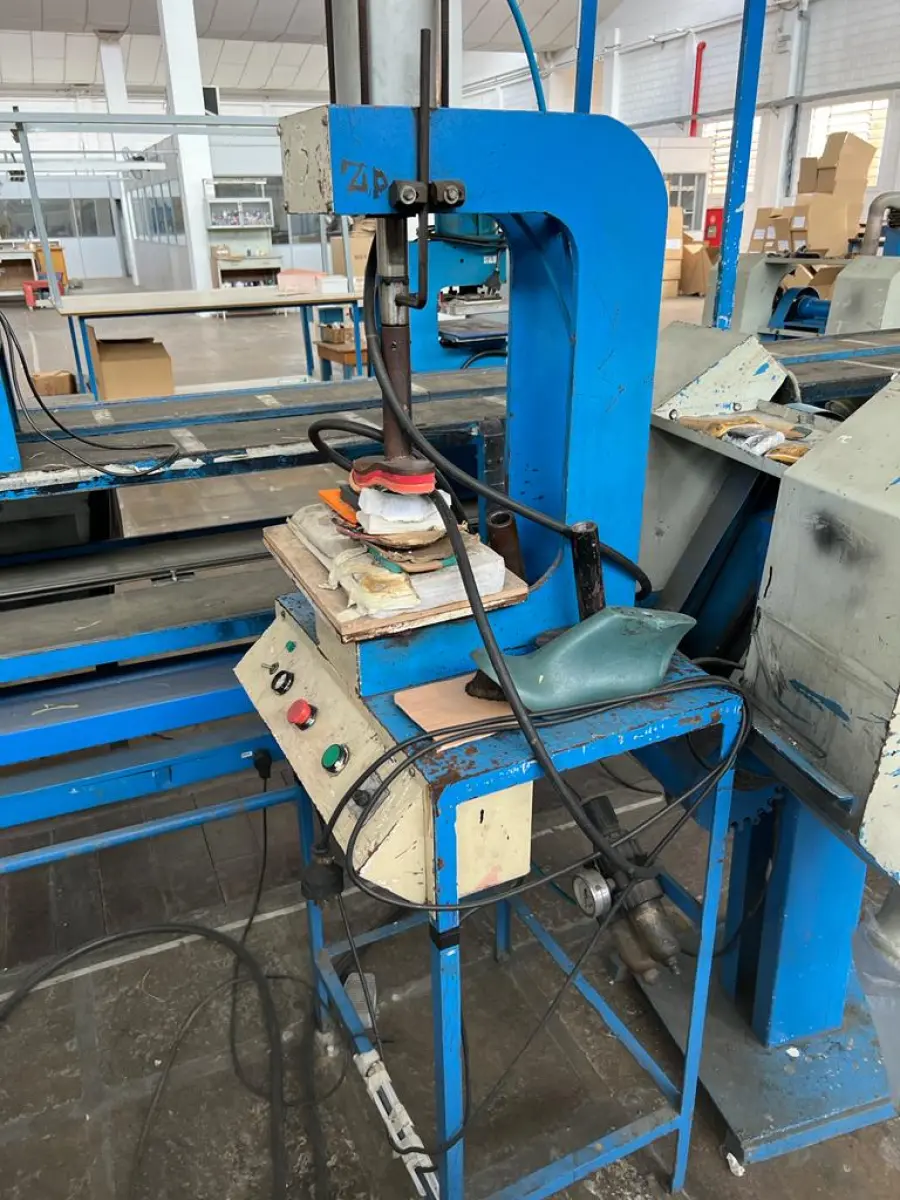 LOTE 047 - prensa adaptada de cortar tiras