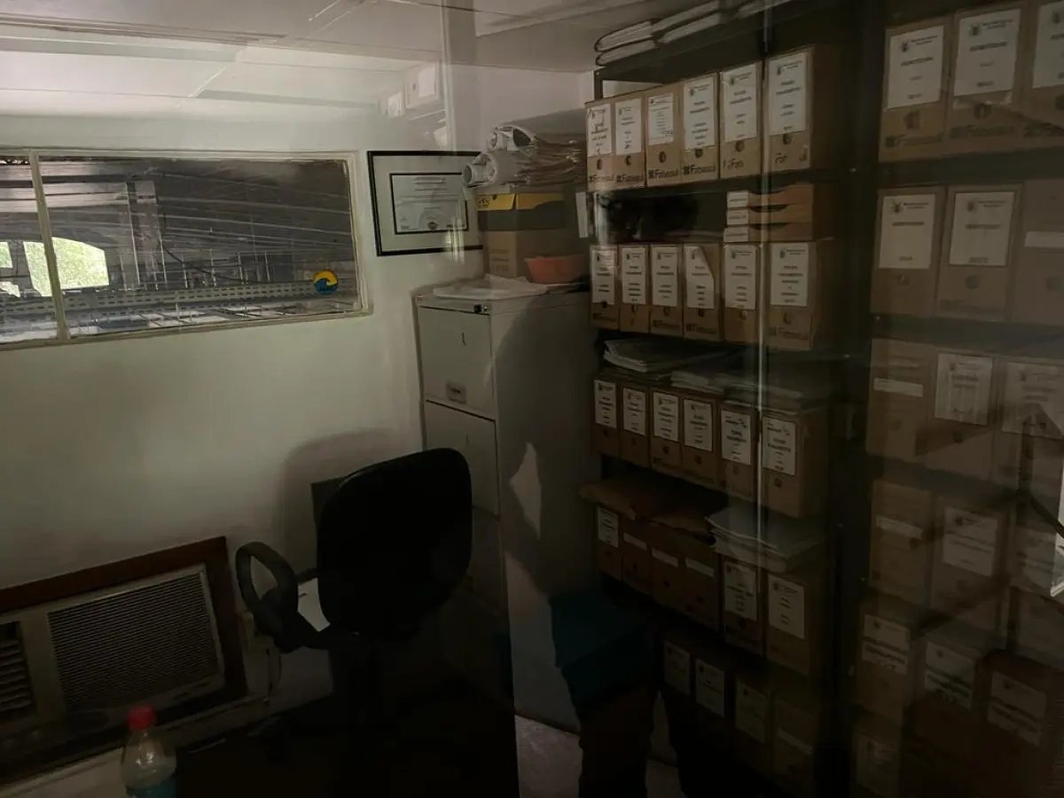 LOTE 006 - prateleira de aço e arquivo de aço 4 gavetas