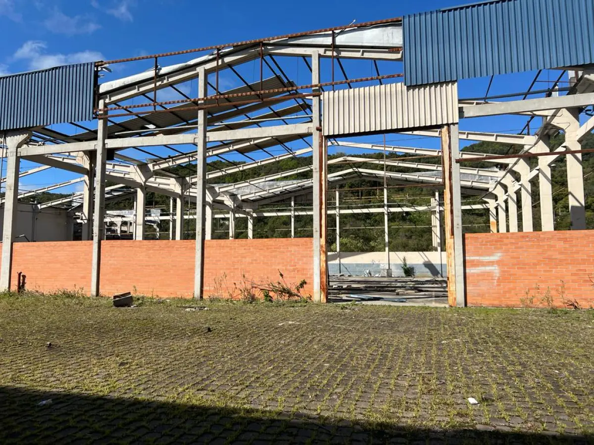 LOTE 001 - GRANDE IMÓVEL EM FLORES DA CUNHA 102.800M2 - ESTRUTURA DE PAVILHAO 11.811M2