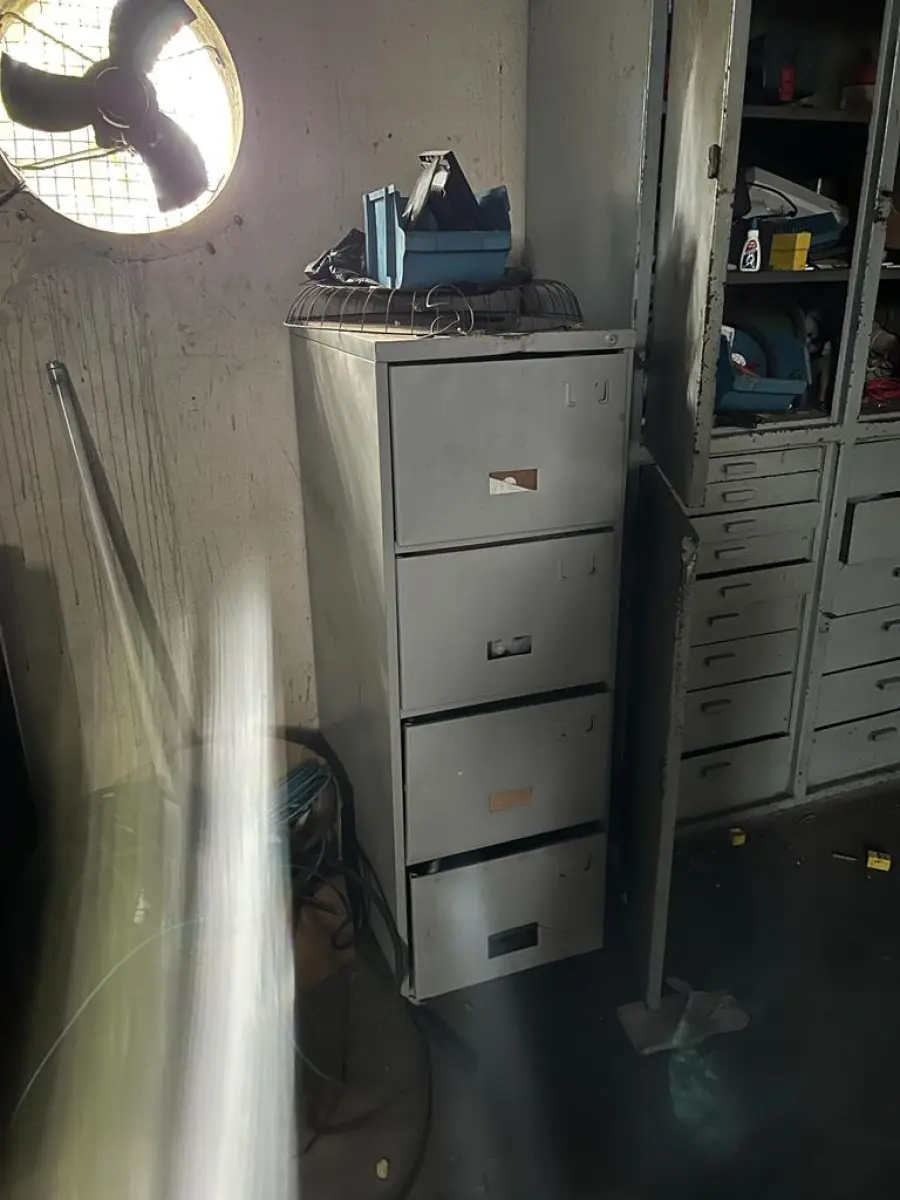 LOTE 045 - arquivo de aço 4 gavetas e armario gaveteiro com peças e sucatas