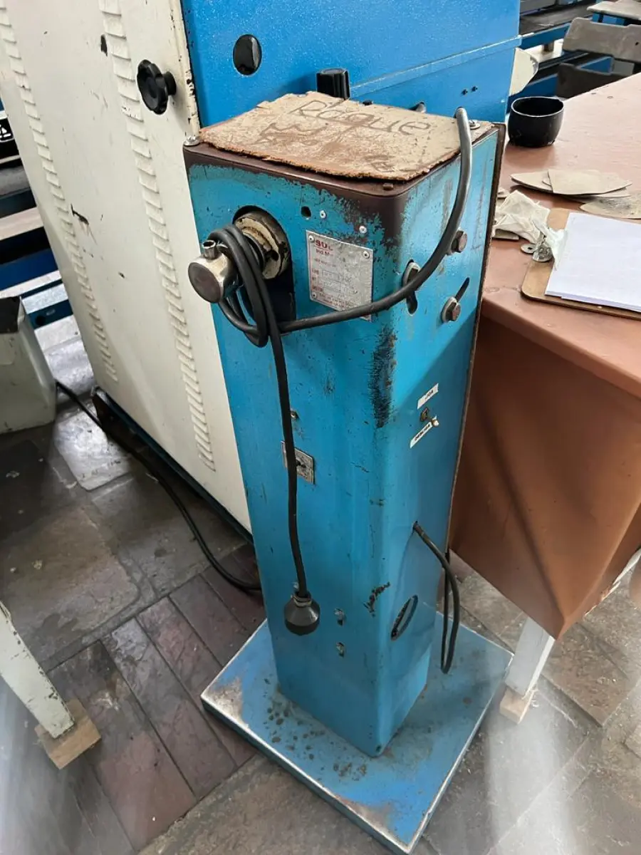 LOTE 065 - martelete rebater sapato na forma