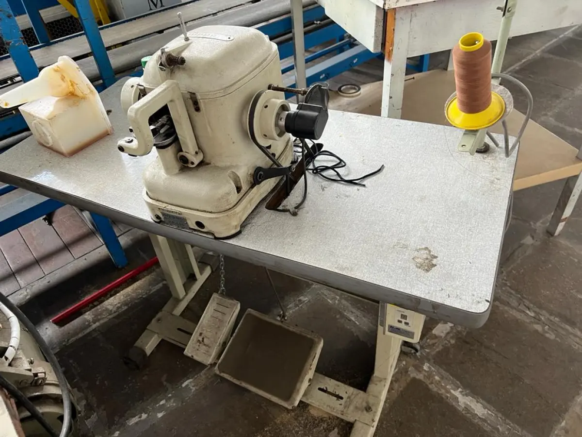 LOTE 036 - maquina overlock Nippon