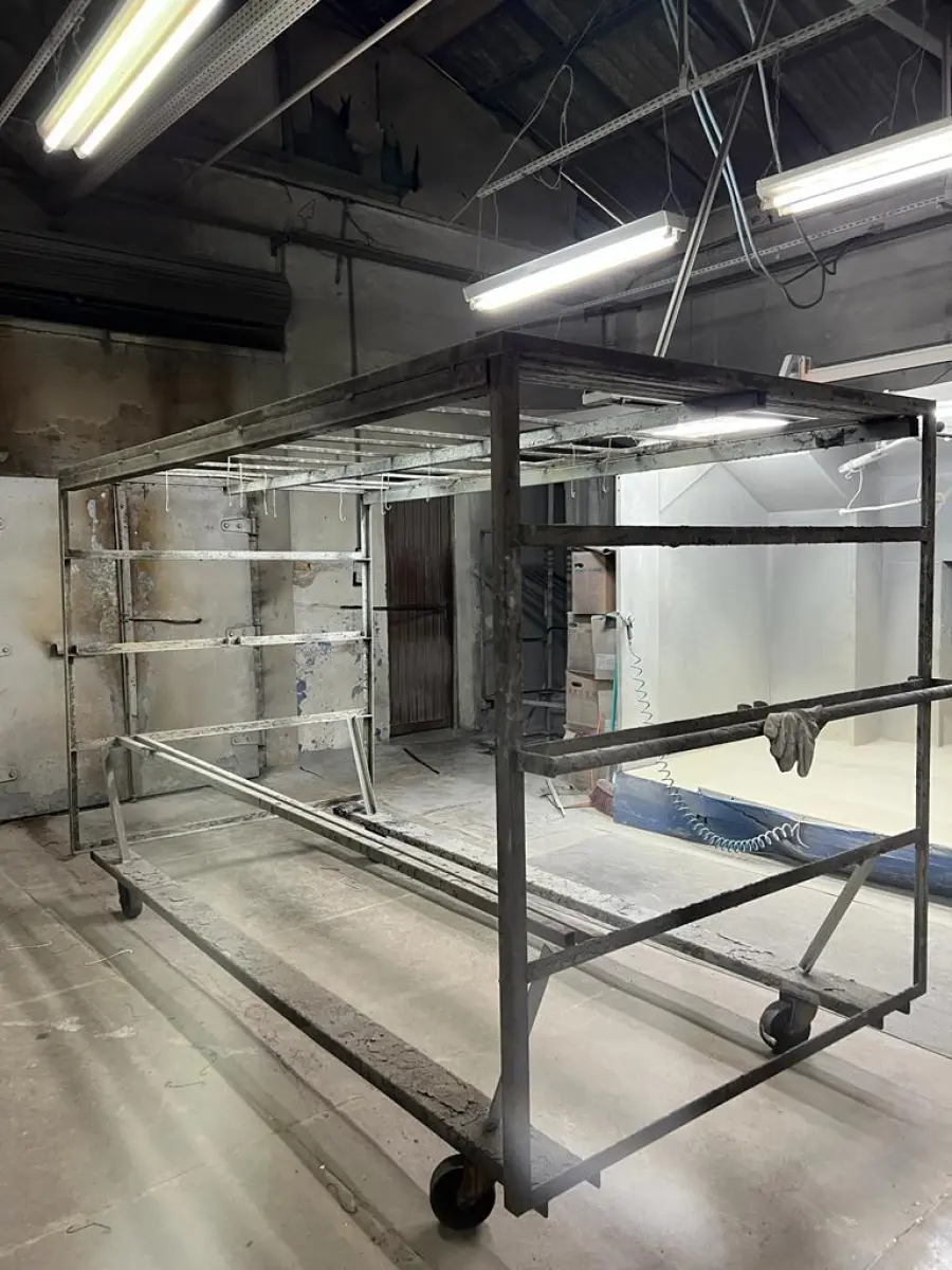 LOTE 074 - carrinho metalico para usar na cabine de pintura