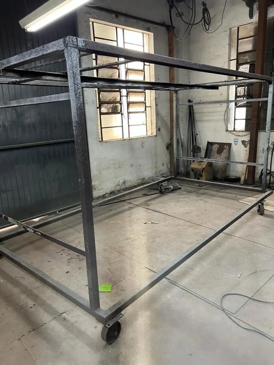 LOTE 101 - carrinho metalico para usar nas estufas de pintura