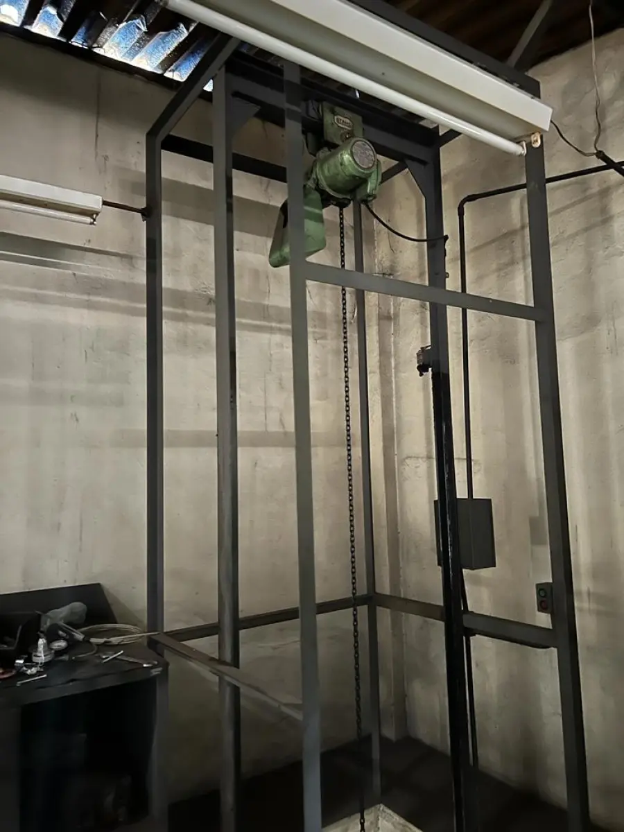 LOTE 027 - elevador de carga metalico com guia e gaiola